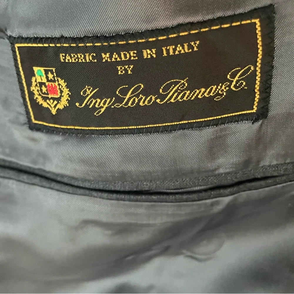 Hand-made Italian suit and is made from virgin wool rayon and cupro - Picture 5 of 7